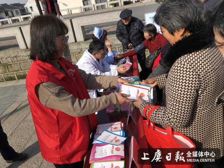 東關(guān)街道開(kāi)展3.15國(guó)際消費(fèi)者權(quán)益日宣傳服務(wù)活動(dòng)及市場(chǎng)調(diào)查